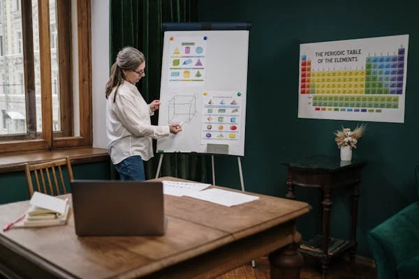 teacher teach general mathematics (General Education)with the help of white board