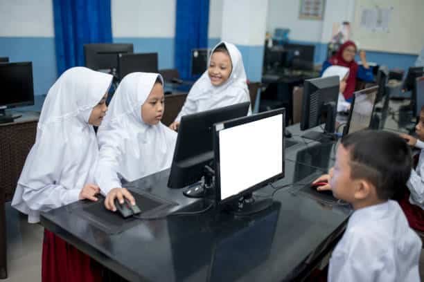 Combine Islamic Education with Modern Online Skills for a Balanced Career